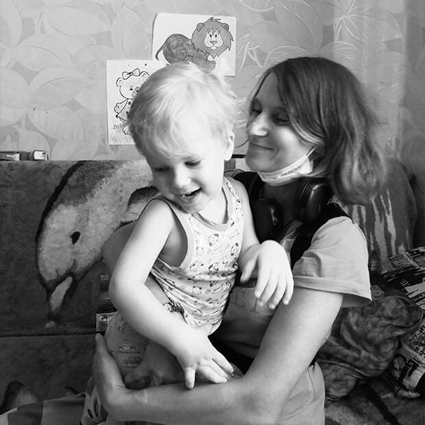 «Язык не поворачивался назвать ее мамой». Истории сироты и матери, лишенной ребенка