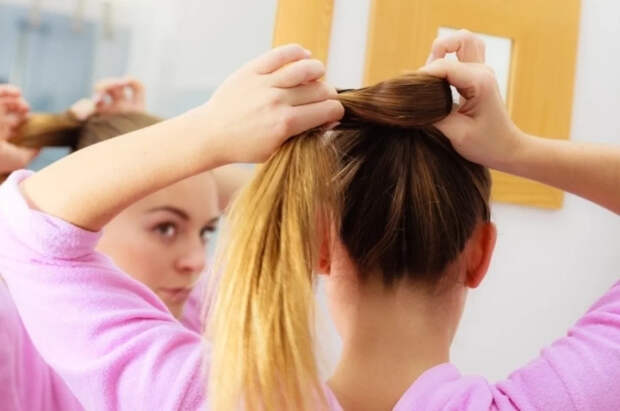 Диетолог Козлова назвала главные причины появления перхоти