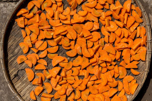 Для взрослых членов семьи морковь лучше сушить, консервировать или замораживать