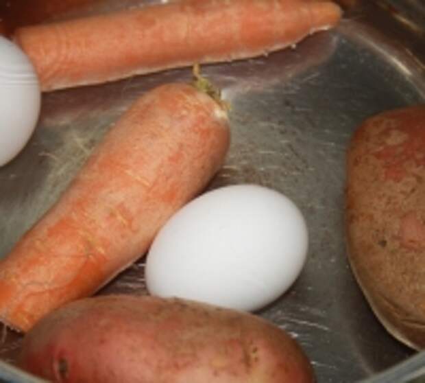 Шаг №2 - Отвариваем овощи и яйца. 