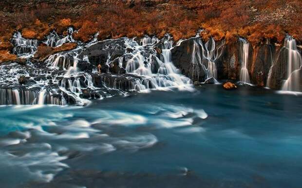 Водопад Хрёйнфоссар, Исландия Хрёйнфоссар представляет собой серию небольших водопадов, расположенных неподалеку от трубковидной лавовой пещеры Виудгельмир. Хотя его название можно перевести как «Лавовый водопад», вода, вытекающая из него, имеет ярко-бирюзовый цвет.