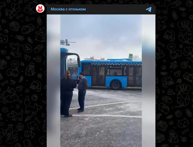 Пассажиры идут пешком: в Чертаново застряли автобусы из-за дорожного инцидента