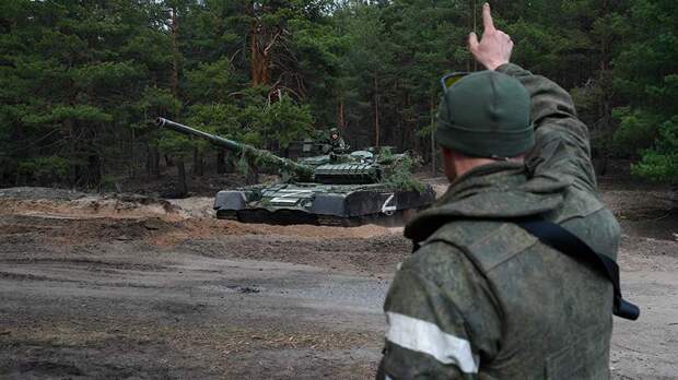 Боец и танк Народной милиции ЛНР под Северодонецком