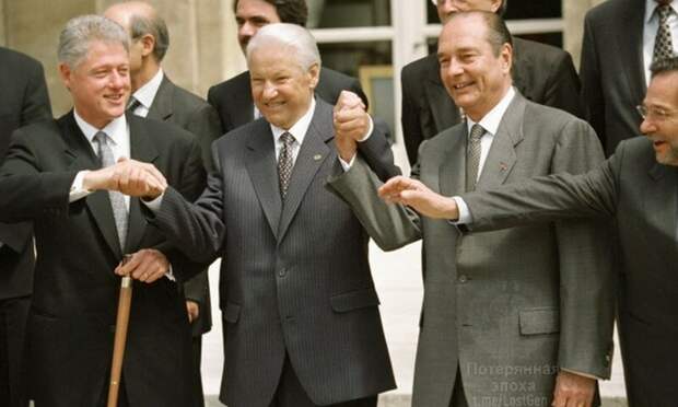 Билл Клинтон, Борис Ельцин, Жак Ширак и тянущий свою руку к остальным, генсек НАТО Хавьер Солана во время подписания акта Россия - НАТО, Париж 1997 