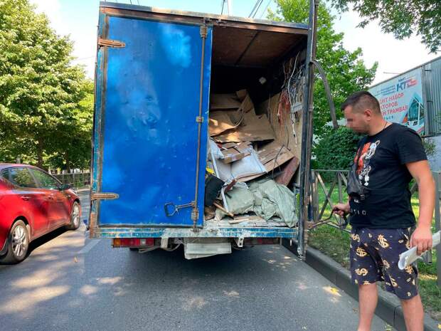 Полицейские Краснодара изъяли грузовик у "чёрного мусорщика"