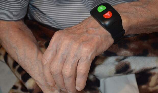 Белгородским пенсионерам выдали GPS-браслеты с тревожной кнопкой