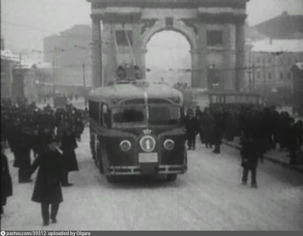 Первый маршрут троллейбуса у Тверской заставы, тогда там ещё стояла Триумфальная арка. Её восстановленный вариант сегодня располагается на Кутузовском проспекте, 1933.