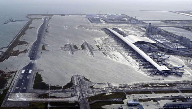 Затоплен международный аэропорт Кансай