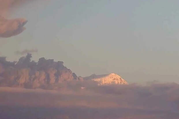 Вулкан Шивелуч на Камчатке выбросил пепел на высоту 10,5 километра