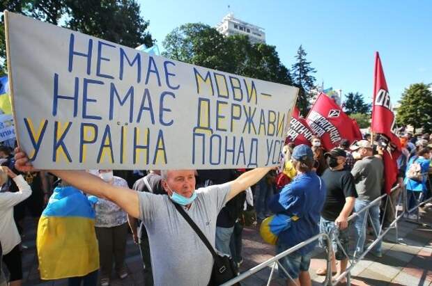 Противники преподавания на русском языке в школах Украины (законопроекта Бужанского) в Киеве, Украина, 2020 г. 