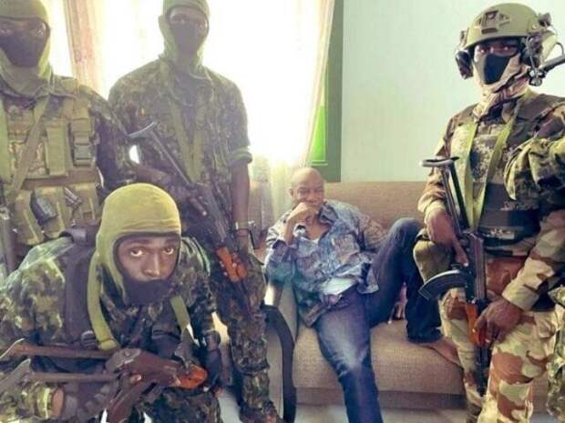 5. В Гвинее происходит государственный переворот. Военные позируют с арестованным президентом 5. В Гвинее происходит государственный переворот. Военные позируют с арестованным президентом