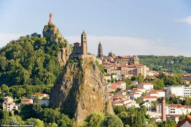 Часовня Сен-Мишель д'Эгюиле около Ле-Пюи-ан-Веле, на юге Франции в горах, высоко, достопримечательности, на высоте, путешественникам на заметку, путешественнику на заметку, самые высокие, туристу на заметку