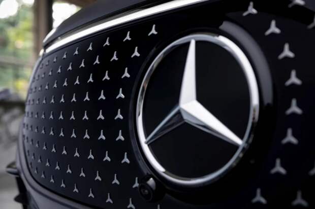 ДВС живее всех живых, а на электромобилях «далеко не уедешь». Mercedes-Benz и Stellantis меняют планы по строительству заводов по производству аккумуляторов для электромобилей