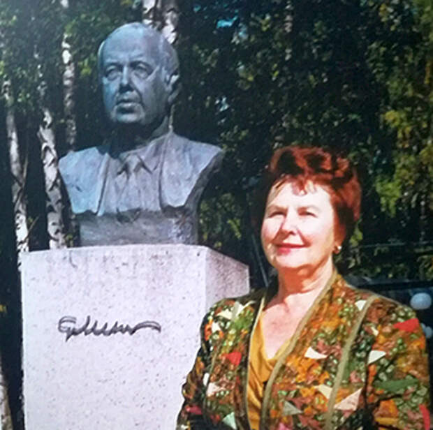 Надежда Миль у памятника отцу в Казани