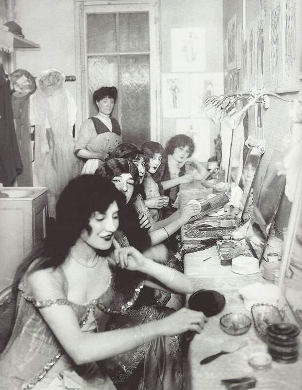 1. Актрисы "Мулен Руж" в гримерке перед выступлением, Париж, 1924 год гримерки, звезды, знаменитости, рок группы, современный шоубиз, фото
