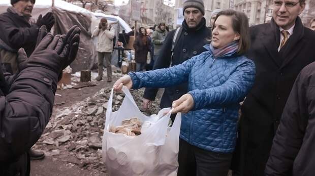 Виктория Нуланд на Майдане...Это не вмешательство в протесты Украины?