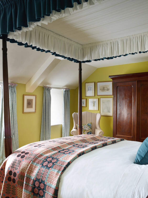 Старинное валлийское одеяло — пожалуй, главная вещь в этой спальне. Оно передается в семье Люсинды из поколения в поколение
