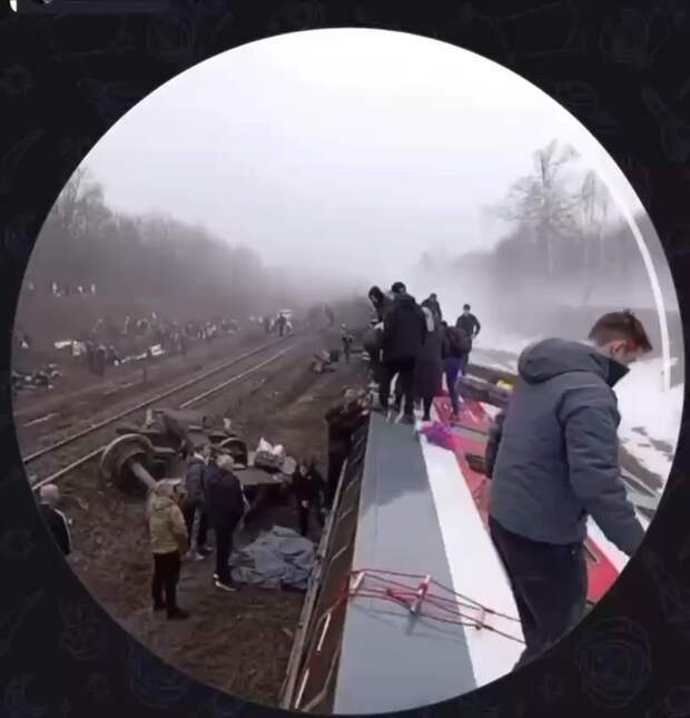 Появились первые кадры с места схода вагонов поезда с сотнями пассажиров в России