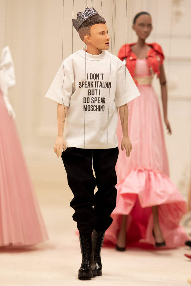 Миниатюрный Джереми Скотт в финале презентации коллекции Moschino 