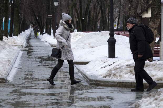 Москвичей предупредили о снеге с дождем и гололедице