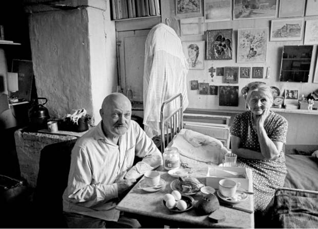 Е. Л. Кропивницкий с женой О. А. Потаповой, завтрак, поселок Долгопрудный, 1968