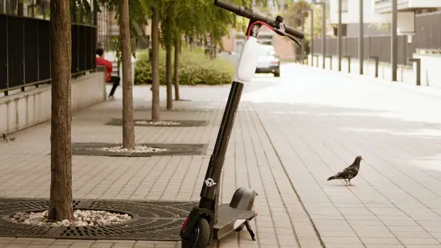 В Новосибирске пенсионер разбил голову, упав с самоката, и умер в больнице