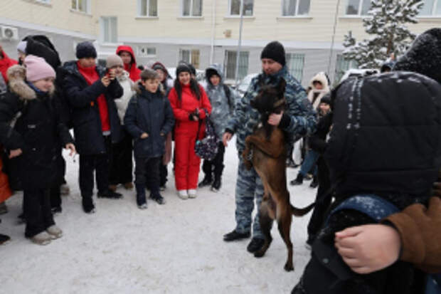 В Ульяновской области полицейские провели «День открытых дверей» для юных участников Всероссийского фестиваля керлинга