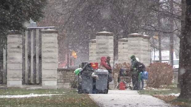 На этом недатированном снимке лондонцы чувствуют себя бездомными во время снежной бури.  (Дэрил Ньюкомб/CTV News London)