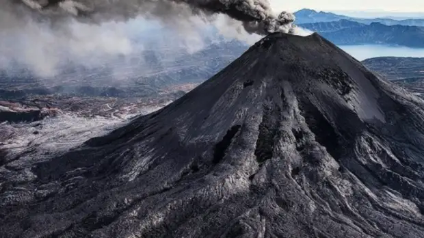 Карымский вулкан на Камчатке выбросил столб пепла на высоту более 5 км