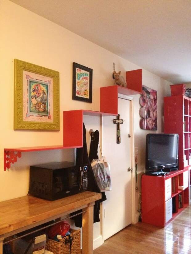 Полки для котов в одной цветовой палитре с мебелью
