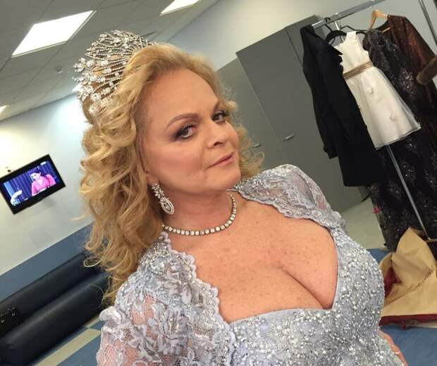 Нарядившись в платье-зефирку, Долина ожидала моря комплиментов, но никак не критики из-за “неухоженной” дочери