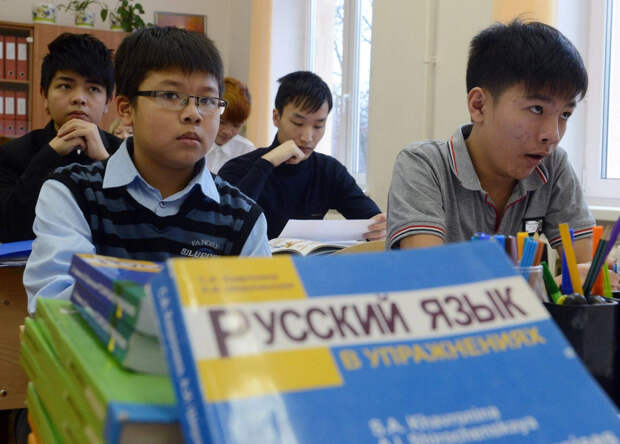 Это касается мигрантов. "Не принимать детей в школу, не знающих русский язык"