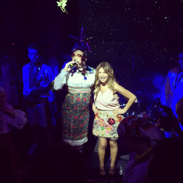 Верка Сердючка на сцене с именинницей Стеллой Аминовой