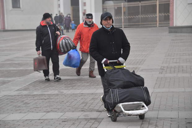 12 нелегальных мигрантов в Чувашии покинут Россию