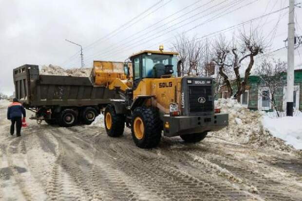 В Тамбове продолжают приводить в порядок дороги после снегопадов