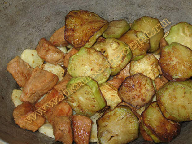 Готовим мясо с овощами. Слой картофеля и баклажан