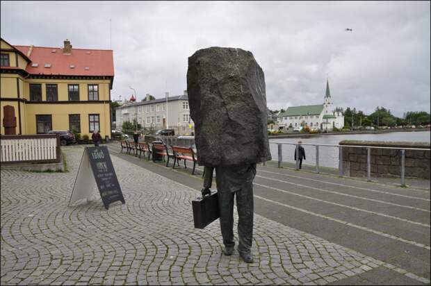 Отражение груза жизни рядового клерка. /Фото: wikimapia.org