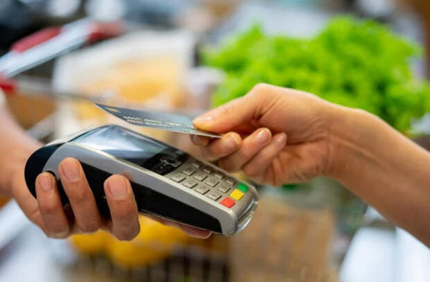 Почему лучше избегать оплаты картой. Объяснения экспертов