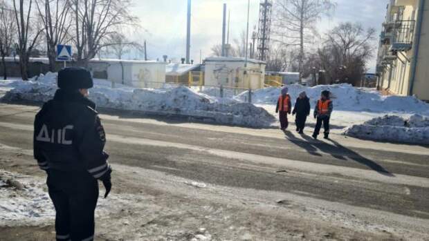 Практическое занятие «Пешеходный переход» провели сотрудники ГИБДД Кировграда с первоклассниками