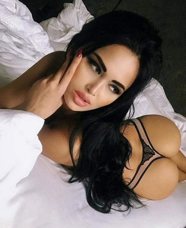 Красивые девушки прогибают спины
