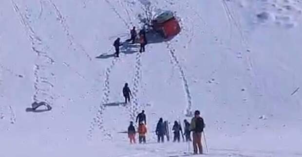 Сильный ветер сорвал кабинку с женщиной на канатной дороге в Швейцарии