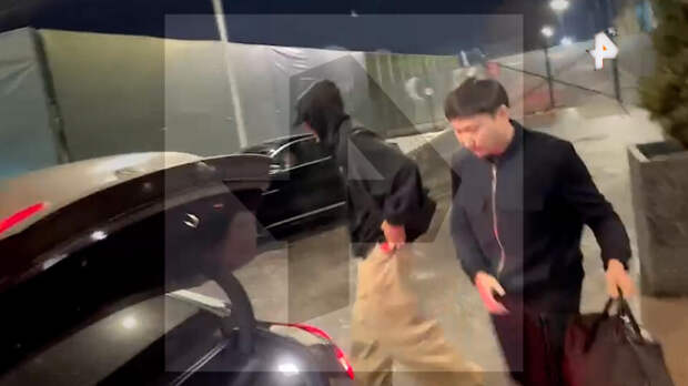 Комик Сабуров сбежал от журналистов на автомобиле в Алматы