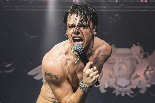 Известного музыканта сняли полностью обнаженным на яхте