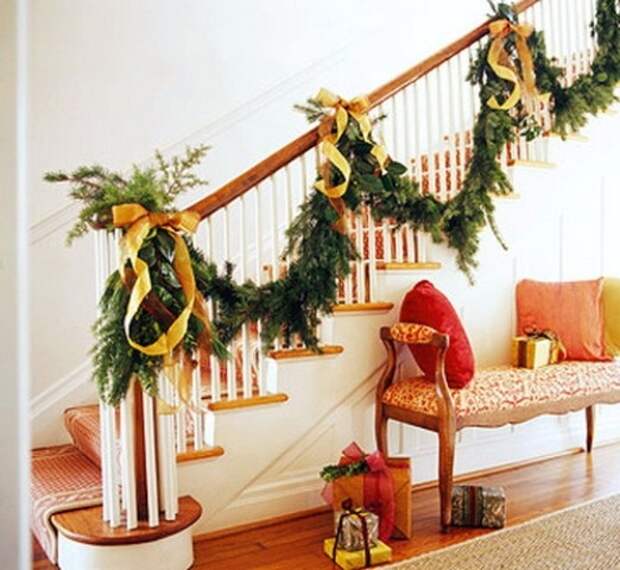 Дизайн интерьера. Потрясающие идеи украшения лестниц к Рождеству (33) (522x480, 165Kb)