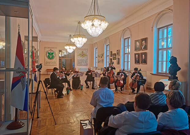 В преддверии Международного женского дня артисты ансамбля Национального филармонического оркестра России выступили с праздничным концертом в ГВКГ им. Н.Н.Бурденко