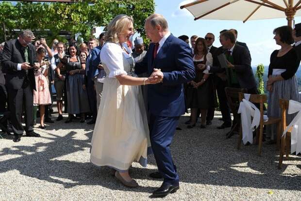 Как Путин танцевал на свадьбе главы МИД Австрии (ВИДЕО)