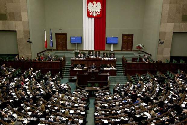 Польша все меньше скрывает свои планы на Белоруссию и Украину.