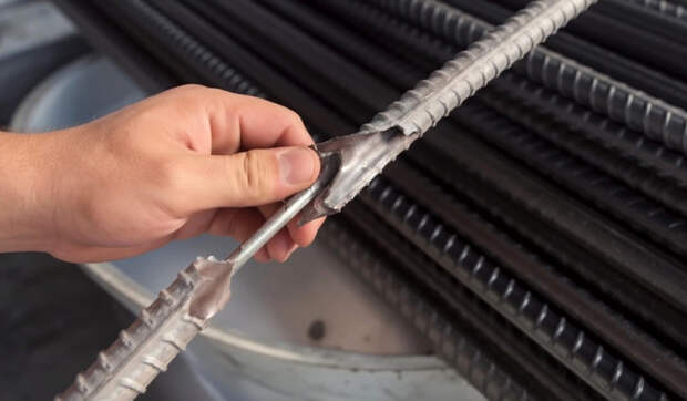 Технолог показал китайскую арматуру. Она ломается даже рукой