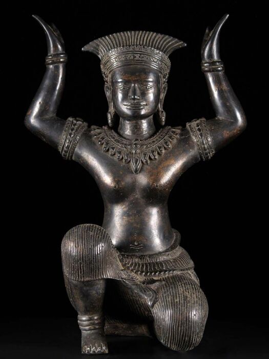 Бронзовая статуя королевы Индрадеви. \ Фото: dharmasculpture.com. Бронзовая статуя королевы Индрадеви. \ Фото: dharmasculpture.com.