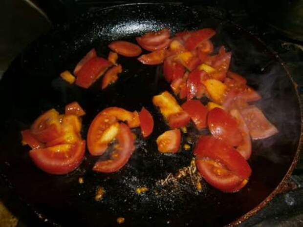 Томаты в сковороде. Турша с помидорами на сковородке. Загорелся помидор на сковороде. Лисички с мясом на сковороде. Бекон с помидорами на сковороде